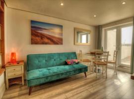 Stunning Solent View Beachfront Apartment, Sleeps4，位于南海灵的公寓