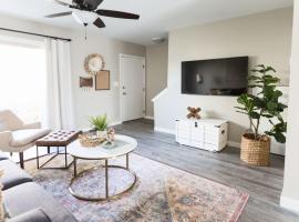 Updated Condo in A Old Town Scottsdale Location，位于斯科茨的度假屋