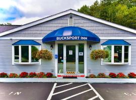 Bucksport Inn，位于Bucksport诺克斯堡国家历史遗址附近的酒店
