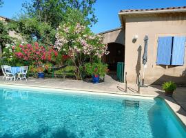 jolie villa avec piscine proche Avignon，位于Saint-Didier的度假屋