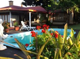 Cabañas con piscina en la entrada de Oberá，位于奥韦拉的酒店