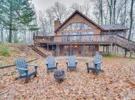 Cozy Wisconsin Cabin with Deck, Kayaks and Lake Views!，位于海沃德的酒店