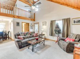 Charming and Cozy Cabin Near Lake Champlain!，位于Peru的酒店