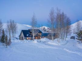 Gorgeous Log Cabin Close to Town with Hot Tub，位于黑利的度假屋