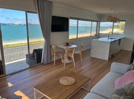 Maraetai Beachfront Retreat，位于Maraetai的酒店