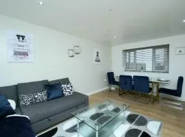 Luxe & Stylish Central Luton 2Bed Apt - Fast Wi-Fi & Private Patio