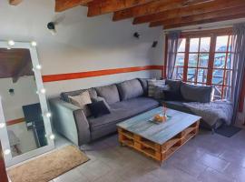 Ushuaia magnífica, cabaña 3 dormitorios，位于乌斯怀亚的度假屋