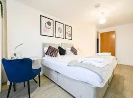 Stylish & Spacious Salford Quays one bedroom high floor apartment with balcony