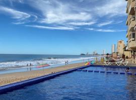 Marina del Sol Resort Condo directly on the Ocean 102，位于马萨特兰的酒店