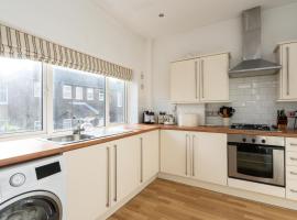 Beautiful 2 Bedroom Flat on Street Lane，位于Moortown的酒店