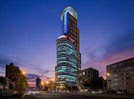 上海海神诺富特大酒店 - 尽享超值早餐，体验顶楼旋转餐厅的壮丽江景，还可免费使用自助洗衣设施，位于上海的酒店