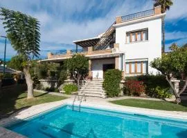 Queen of the ocean Villa: stately style house with pool