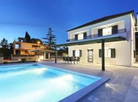 Villa Lovre( heated swimming pool & free bikes)