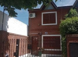 Escala Ezeiza - Departamento Familiar amplio con cochera，位于Luis Guillón的酒店