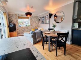 The Rose Garden of Basildon in the Heart of Basildon by Artisan Stays I Weekly or Monthly Stay Offer I Pvt Parking I Sleeps 6，位于巴塞尔顿的酒店