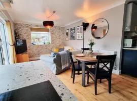 The Rose Garden of Basildon in the Heart of Basildon by Artisan Stays I Weekly or Monthly Stay Offer I Pvt Parking I Sleeps 6