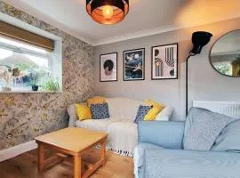 The Rose Garden - House in the Heart of Basildon by Artisan Stays I Relocation or Business I Free Parking I Sleeps 6