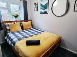The Rose Garden - House in the Heart of Basildon by Artisan Stays I Weekly & Monthly Stay Offer I Free Parking I Sleeps 6