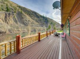 Salmon Vacation Rental with On-Site River Access!，位于Salmon的酒店