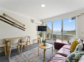 Horizons 216 - Deluxe Lake Front Studio l Pool l Tennis l Air-Con，位于金德拜恩的酒店