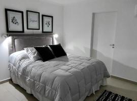 Casa El Hornero Concepci&oacute;n del Uruguay，位于乌拉圭河畔康塞普西翁的带热水浴缸的酒店