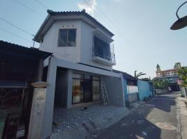 RedDoorz at DeAmartaLoka Colomadu Solo，位于Colomadu的酒店
