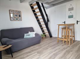 Studio cocooning au calme, proche centre-ville et centre commercial，位于沙朗的酒店