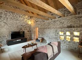 Maison Laurel - Exquisitely Renovated Centuries Old Stone Estate With Private Pool, Near Split and Omiš，位于加塔的乡间豪华旅馆