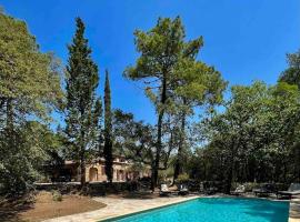 Villa au cœur du massif des Maures，位于拉加尔代弗雷纳的酒店