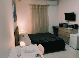 Fairwinds - Double Room with Ensuite - Luqa Airport - Self Check In & Out available，位于卢加的民宿