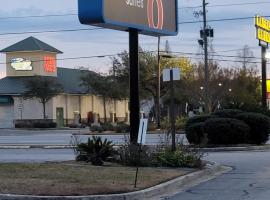 Studio 6 Suites Hinesville, GA，位于海恩斯维尔的酒店