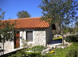 Chalet in Leonidio near Mount Parnon，位于Peletá的酒店