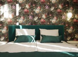 Casa Rosa Apartmanok，位于埃格尔的带停车场的酒店