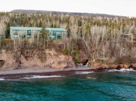 Ski, Hike, Bike, Relax Tofte Townhome with Deck!，位于Tofte的酒店