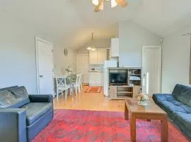 Cozy Levittown Apartment Full Kitchen and Smart TV!