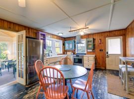Peaceful Atlantic Cottage with Deck and Yard!，位于Sealevel的酒店