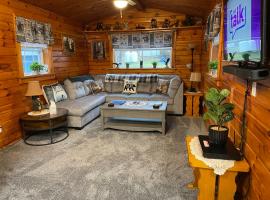 The Lazy Bear Cabin，位于Long Lake的度假屋