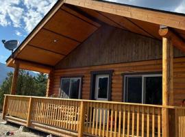 McDonald Cabin #3 next to YNP，位于Sphinx的酒店
