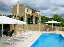 Family friendly house with a swimming pool Bartolici, Central Istria - Sredisnja Istra - 21934，位于Livade的酒店