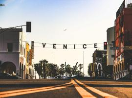 Venice Beach International Traveler Cabins & Suites- Surf & Yoga & E-Bike，位于洛杉矶的酒店