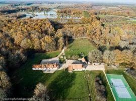 Évasion en Sologne : Gîte PMR, Billard, Tennis & Nature Proche Châteaux de la Loire - FR-1-590-420，位于Jouy-le-Potier的酒店