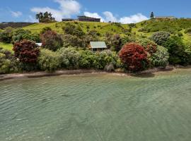 Macrocarpa Cottage - Cable Bay Holiday Home，位于Cable Bay的度假屋