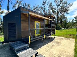 Ocean Breeze Tiny House - Ocean and Lake View，位于马拉库塔的酒店