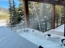 Ski In Ski Out Private Hot Tub，位于潘诺拉马的高尔夫酒店