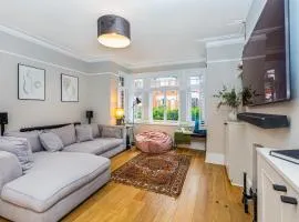 Stunning 5BR Home, SW London, 5 min Twickenham St