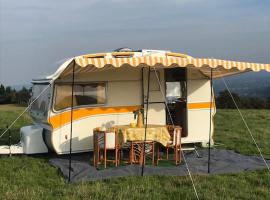 The Mighty Atom - 1976 2 berth Safari Retro Caravan，位于阿伯加文尼的酒店