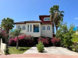 6 bdrm Villa and private Pool Gated Community 1 mile from Palm Beach