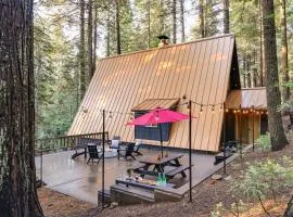 3 Mi to Calaveras Big Trees: Cabin w/ Fire Pit!