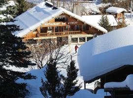 弗莱迪餐厅酒店，位于拉克吕萨拉科特2000滑雪缆车附近的酒店
