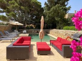 SPACIOUS, beautiful villa, large garden and pool, home from home，位于Santa Luċija的酒店